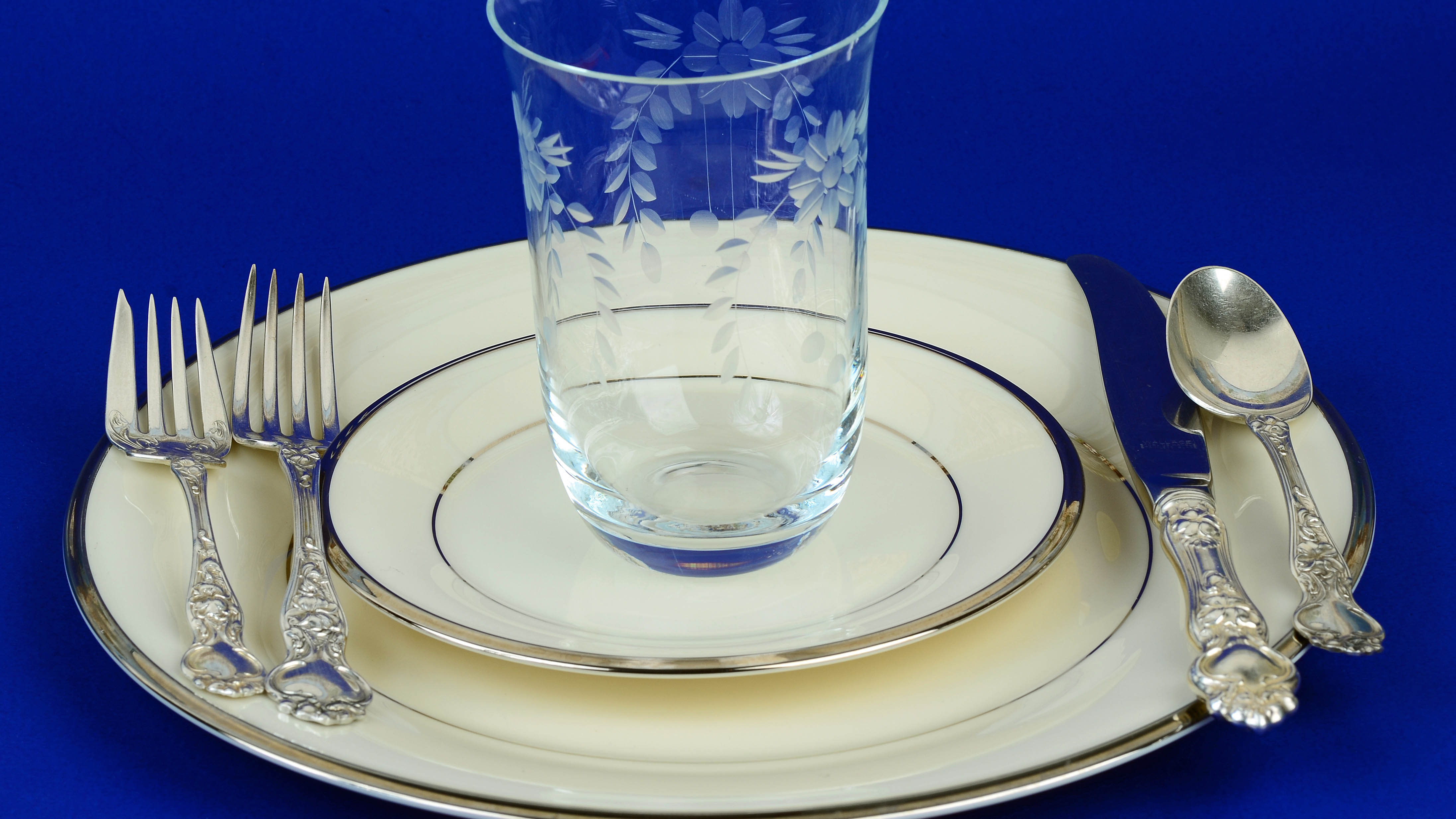 Plates with metallic decoration